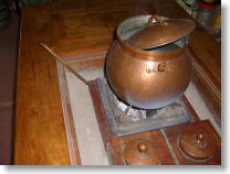 長火鉢で炭をおこしお抹茶をどうぞ。
